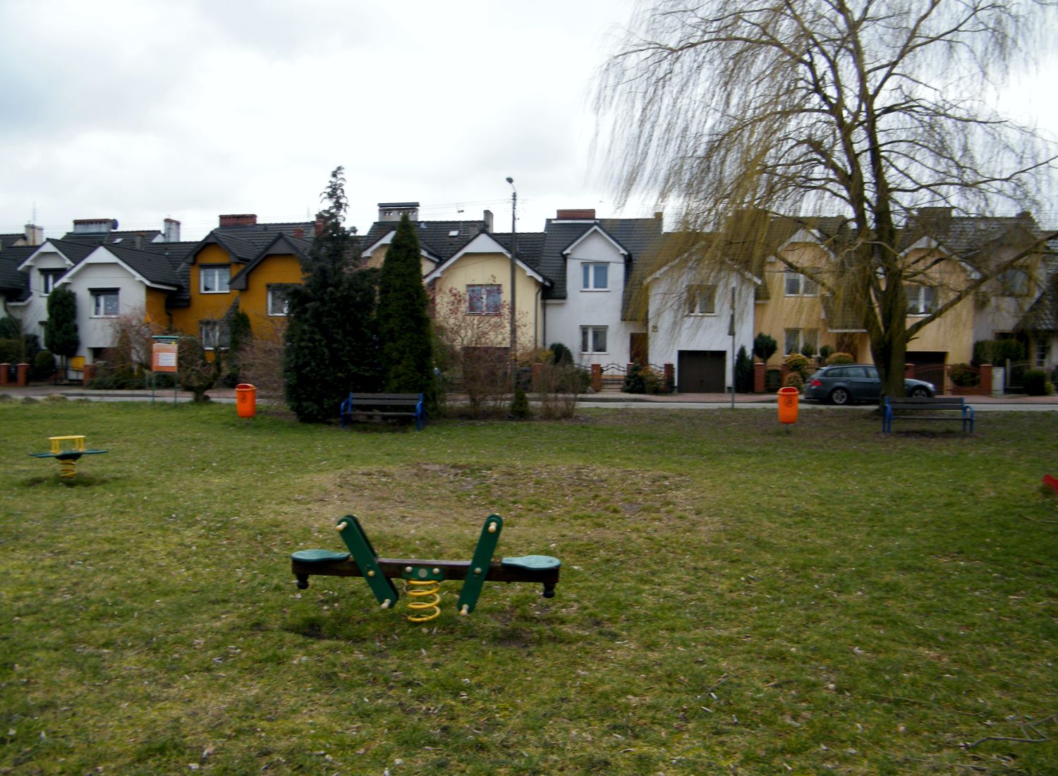 Powiększ zdjęcie.Plac zabaw na "osiedlu siewna"