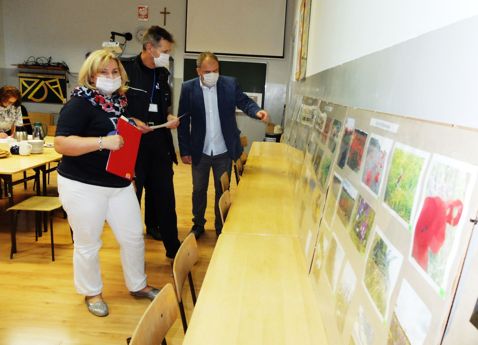 Powiększ zdjęcie. Komisja konkursowa ocenia prace