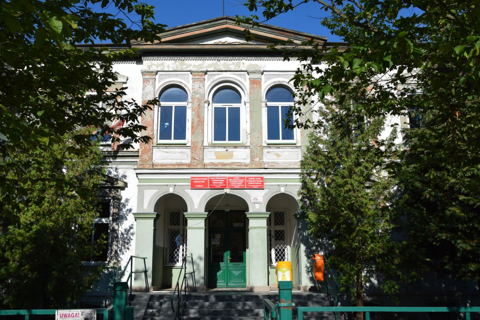 Powiększ zdjęcie. Budynek od frontu