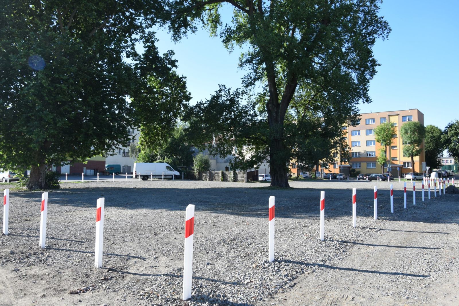Powiększ zdjęcie. Wyznaczony plac na tymczasowy parking
