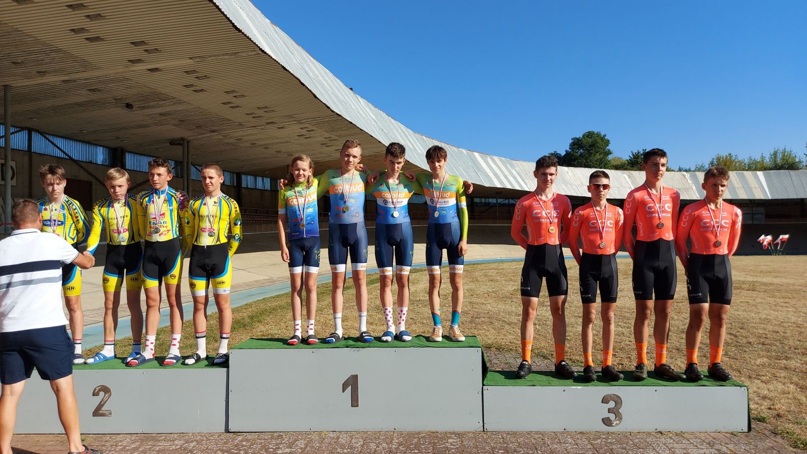Powiększ zdjęcie. A. Adamoiwcz na podium z drużyną 