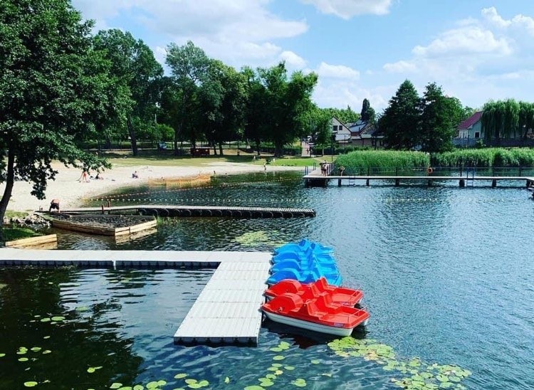 Powiększ zdjęcie. Pomost i kajaki na plaży miejskiej w Dębnie