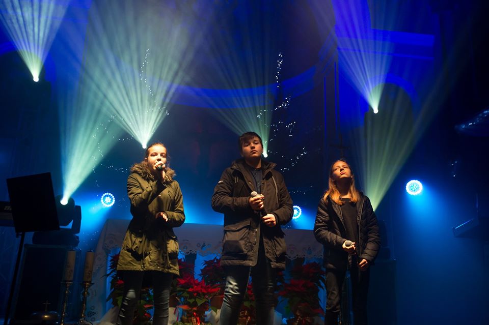 Powiększ zdjęcie. Dzieci wystepują na scenie