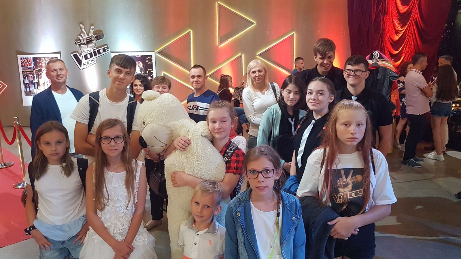Wiktorię wspierała rodzina i przyjaciele z espołu Big Band, w którym śpiewa