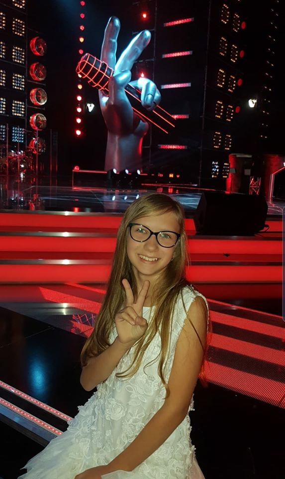 Powiększ zdjęcie. Wiktoria na scenie The voice kids