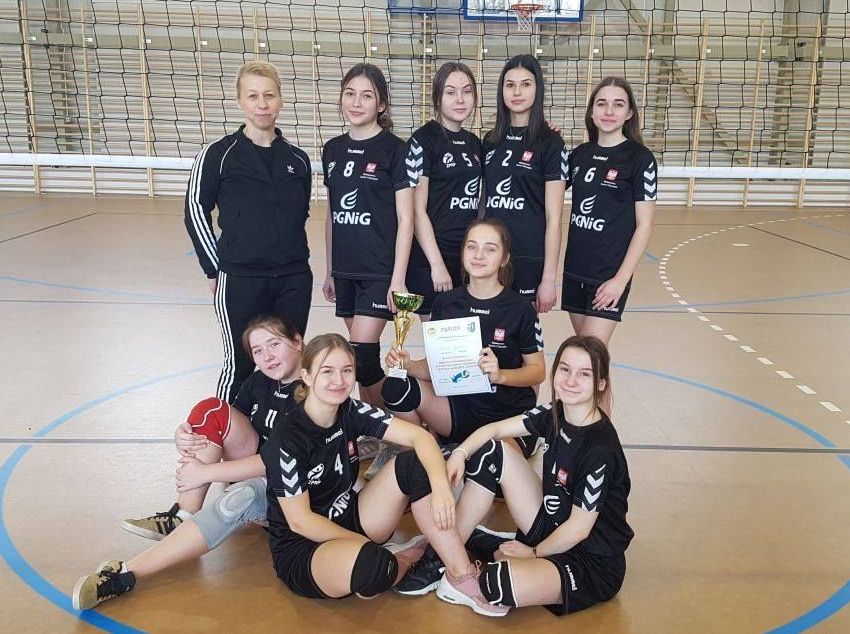 Powiększ zdjęcie. Zwycięska drużyna z trenerem