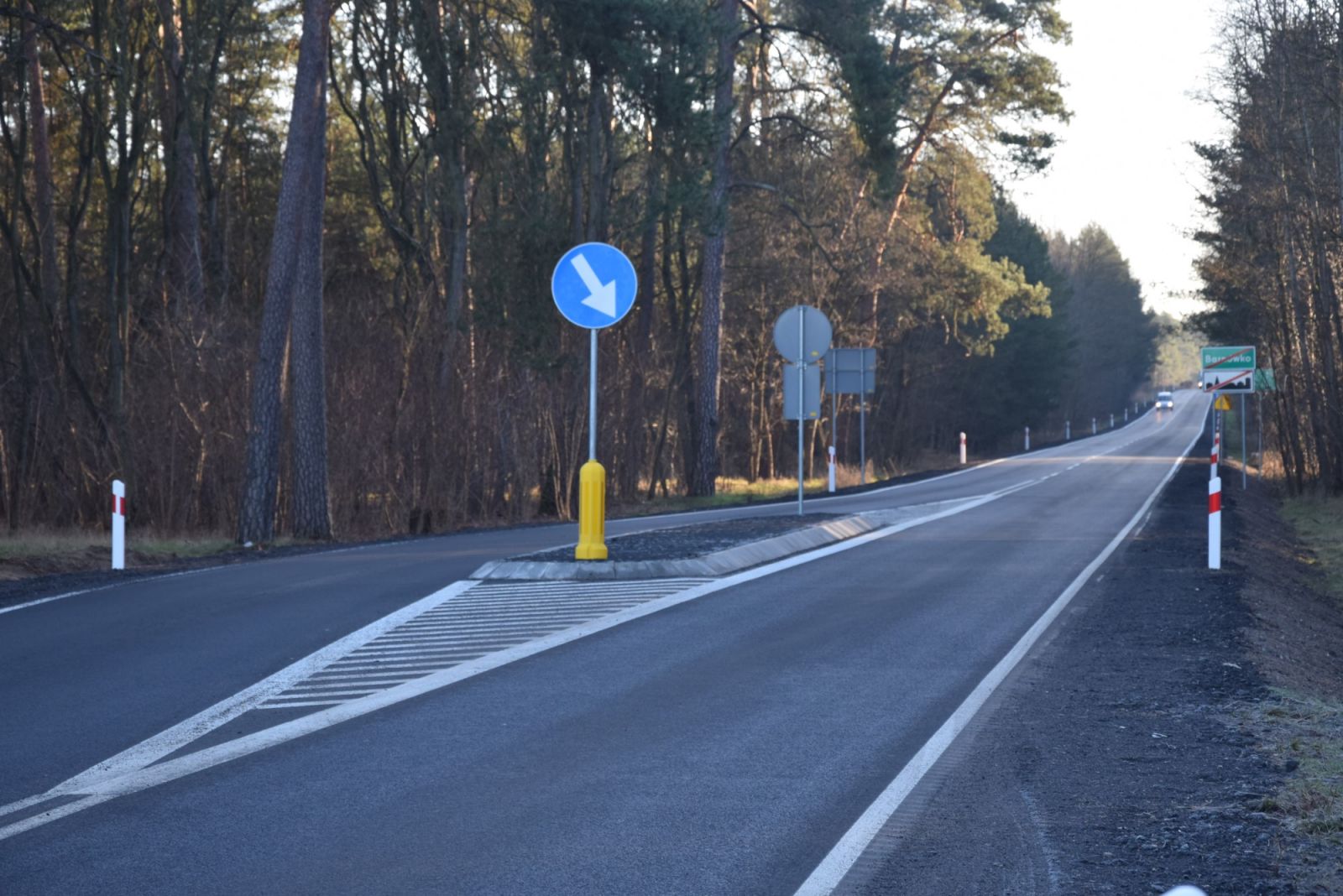 Powiększ zdjęcie. Dla bezpieczeństwa wykonano wyspę spowalniającą na wlocie do Barnówka