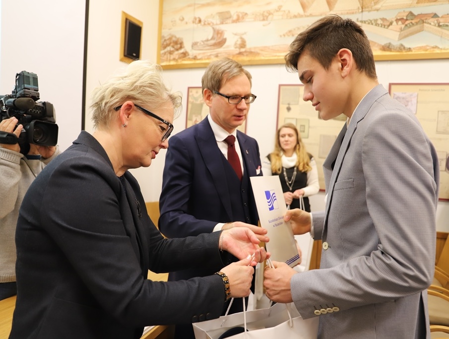 Powiększ zdjęcie. Szymon odbiera nagrodę