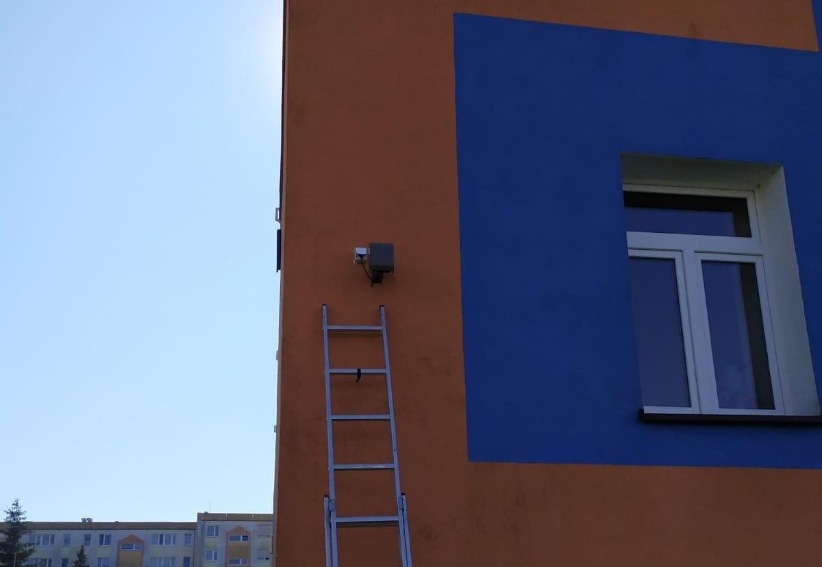 Powiększ zdjęcie. Czujnik na budynku małej trójki  