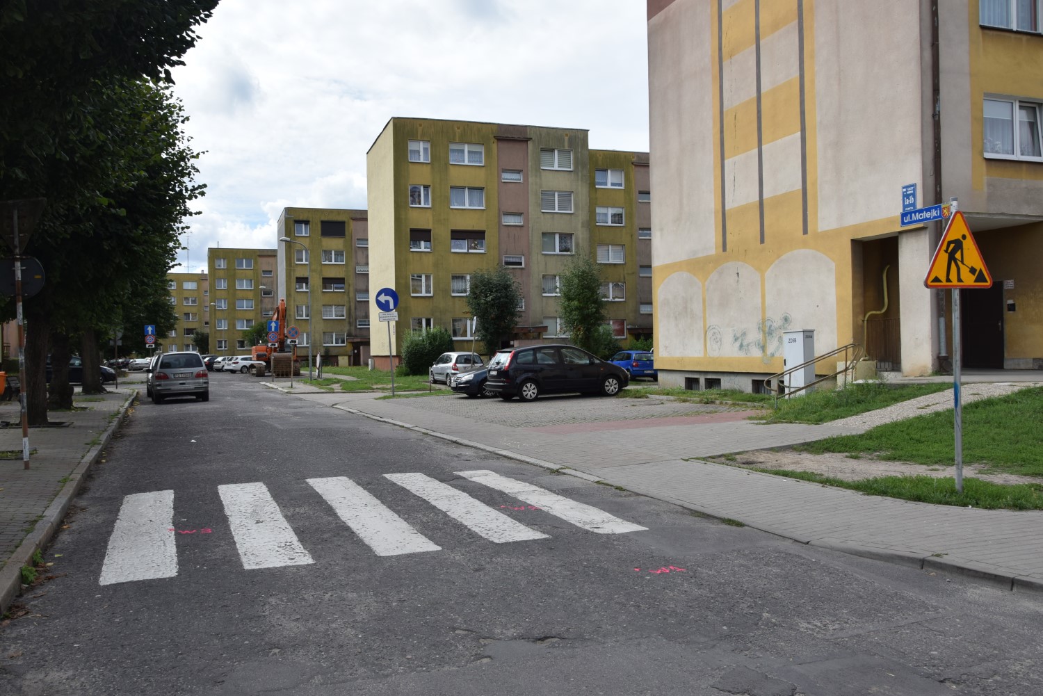 Powiększ zdjęcie. Ulica Matejki i znak roboty budowlane 