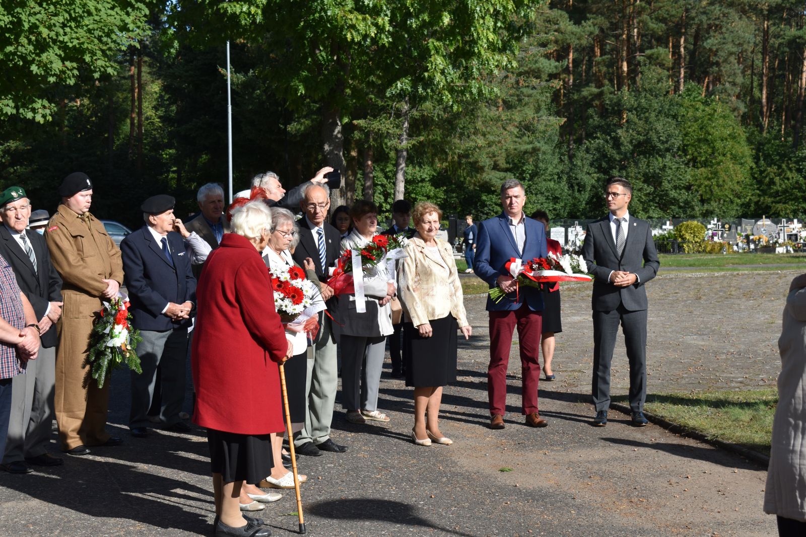 Powiększ zdjęcie. Zebrani goście na cmentarzu 