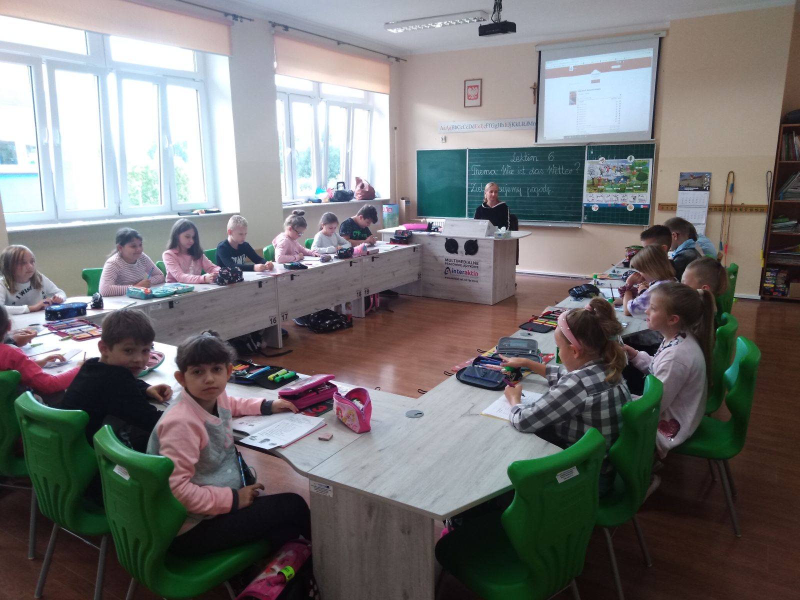 Dzieci w pracowni językowej 