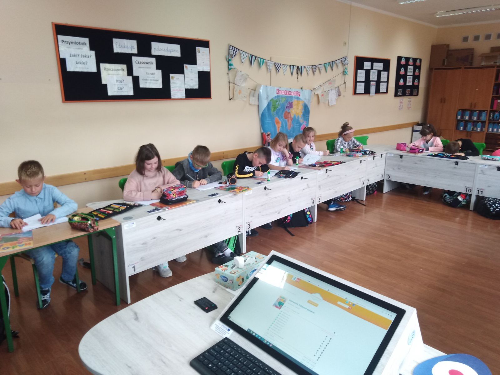 Dzieci w pracowni językowej w kształcie podkowy