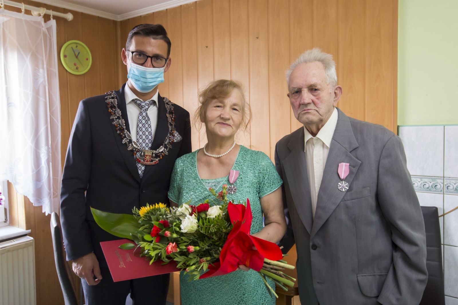 Krystyna i Kazimierz Kazimierczukowie z burmistrzem Dębna