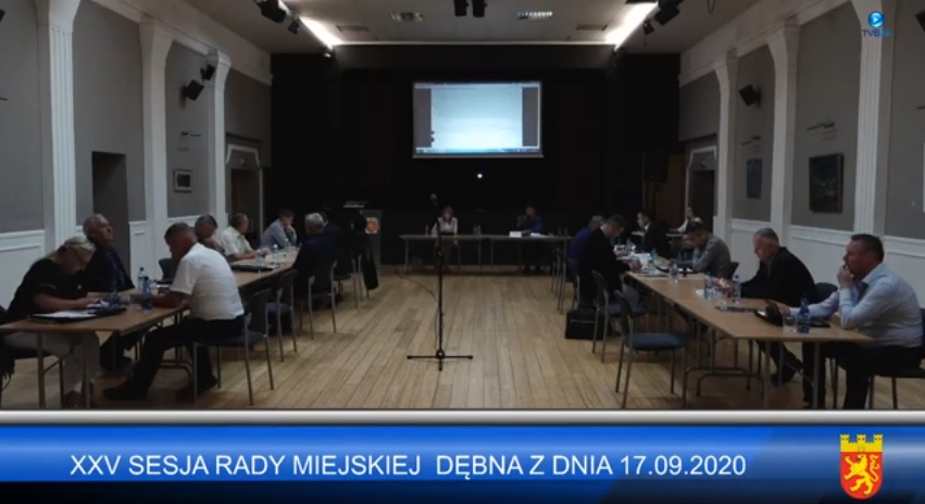 Powiększ zdjęcie. Radni siedzą przy stołach na sali podczas posiedzenia 