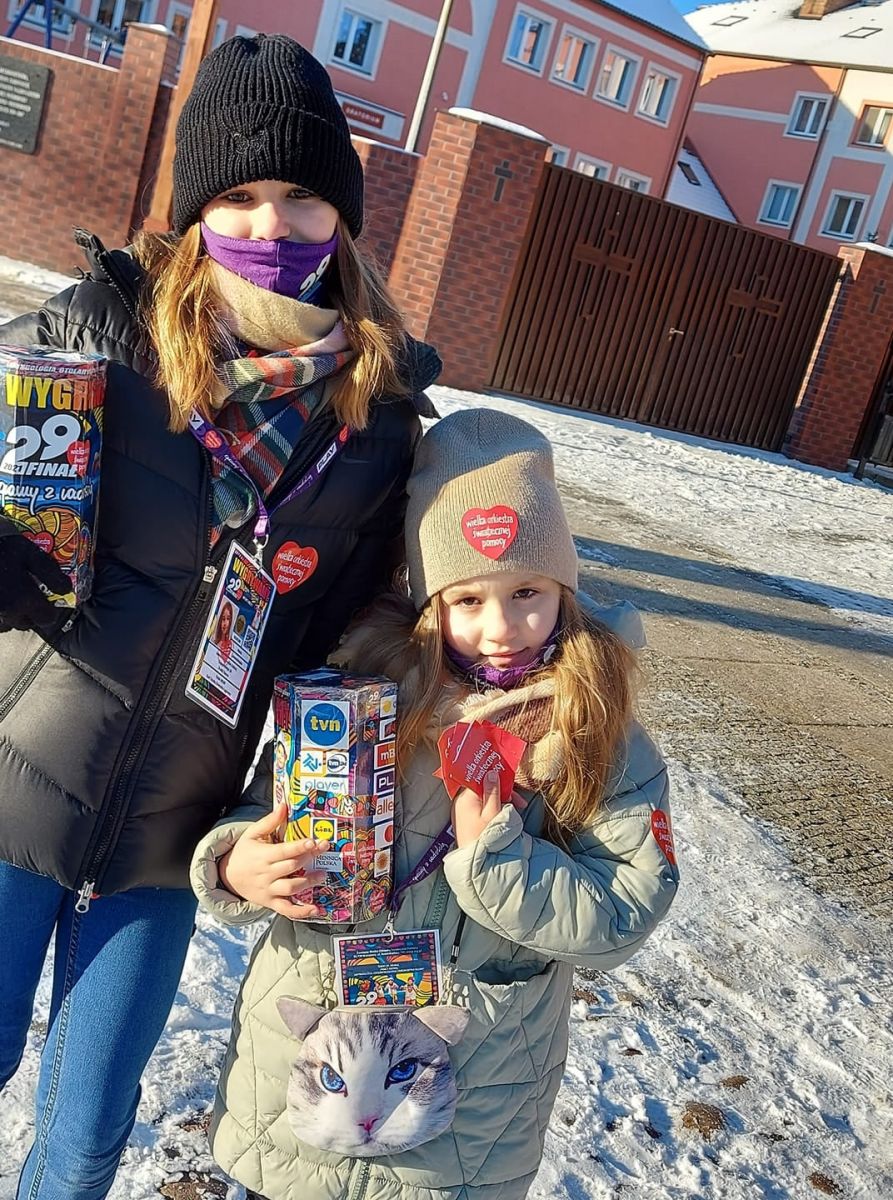 Powiększ zdjęcie. Siostry z puszkami WOŚP na placu przed kościołem 