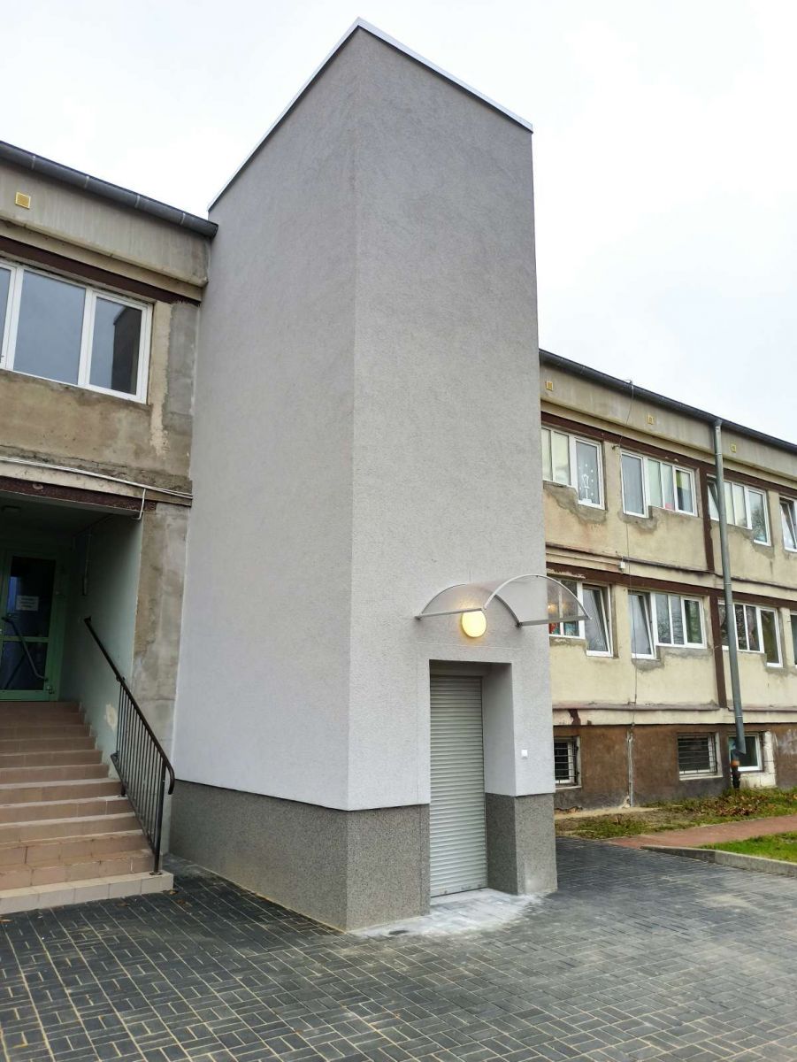 Powiększ zdjęcie. Szyb windowy wybudowano na zewnątrz budynku. 