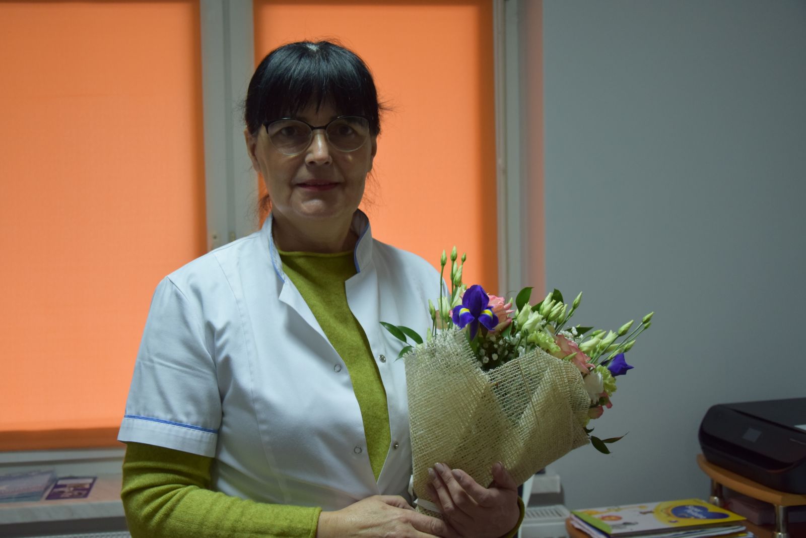 Powiększ zdjęcie. Elżbieta Herbinz kwiatami 