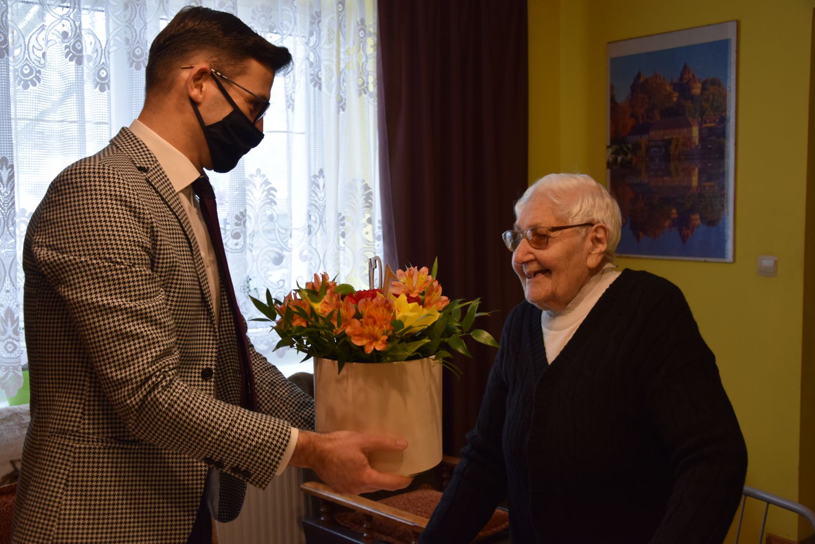 Burmistrz Dębna wręcza kwiaty pani Kaziemierze