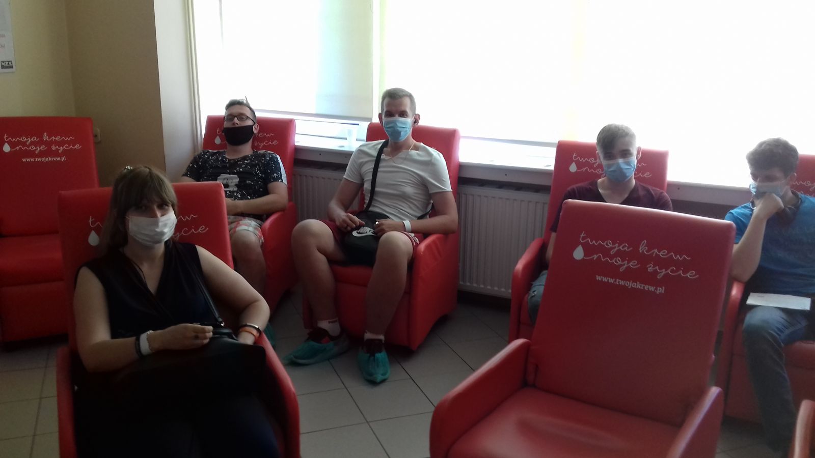 Uczniowie w poczekalni