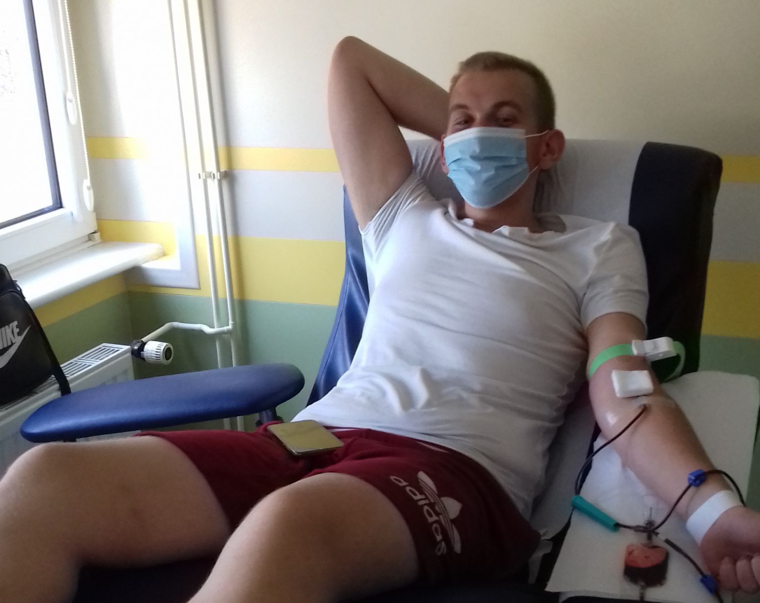 Powiększ zdjęcie. Chłopak leży na fotelu oddaje krew
