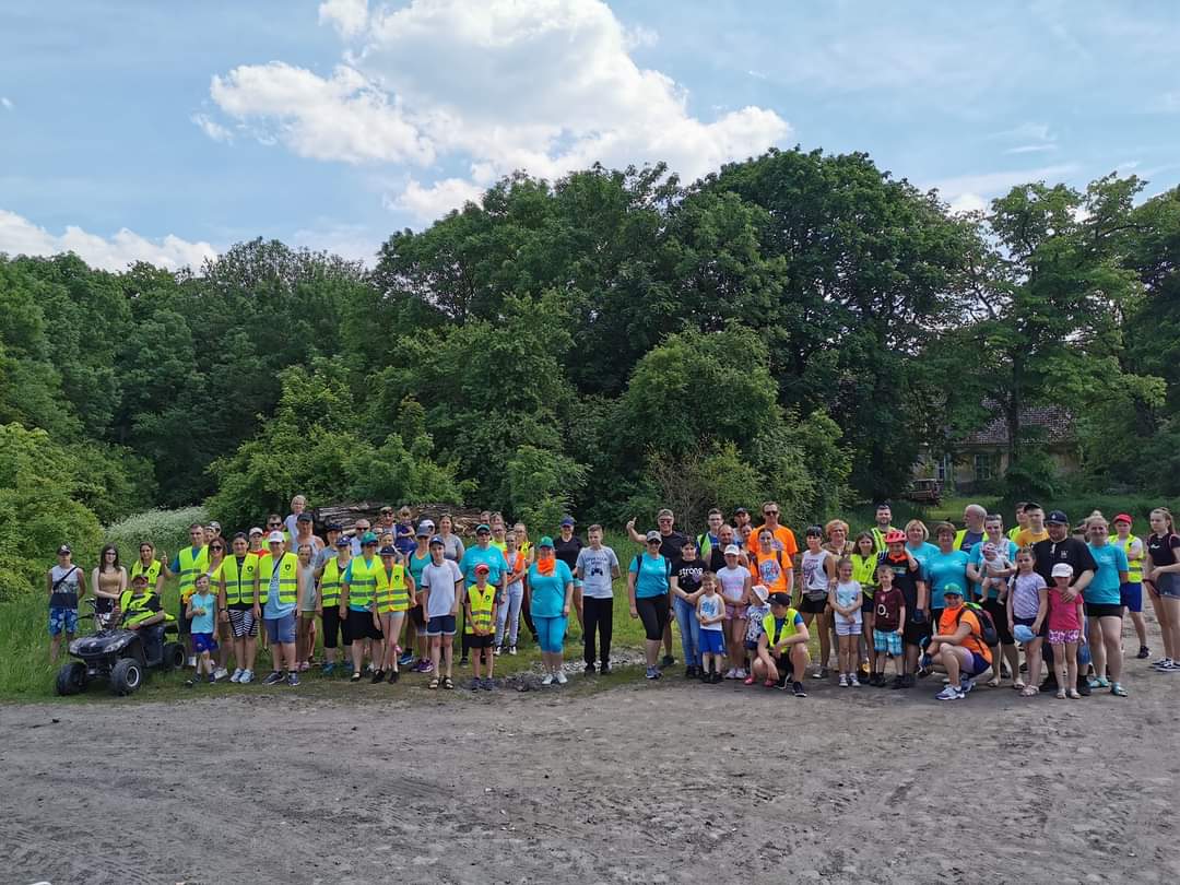 Grupowe zdjęcie wszystkich uczestników, niebo, drzewa