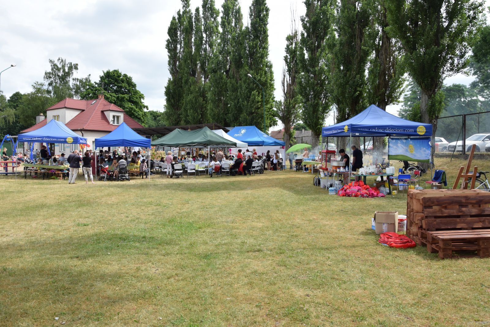 Powiększ zdjęcie. Namioty rozłożone na plaży