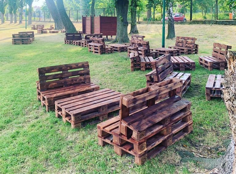 Siedziska i ławy z palet, drzewa, ogrodzenie, 