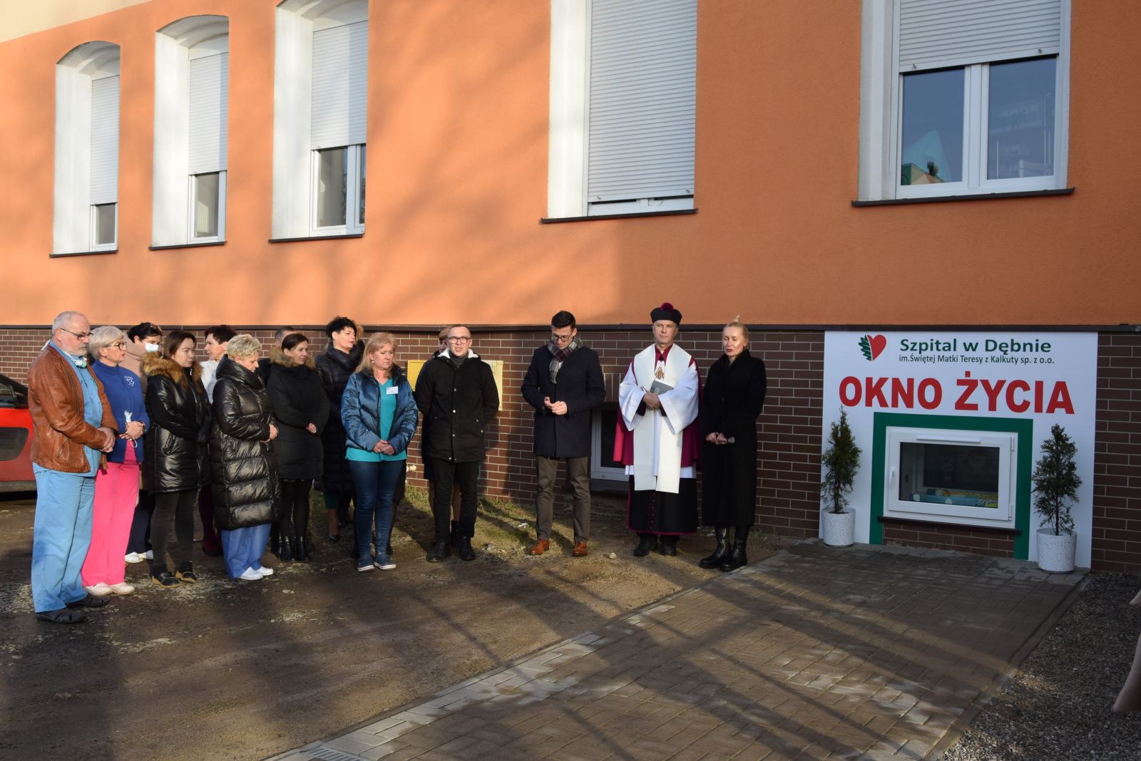 Zebrani goście podczas otwarcia okna życia