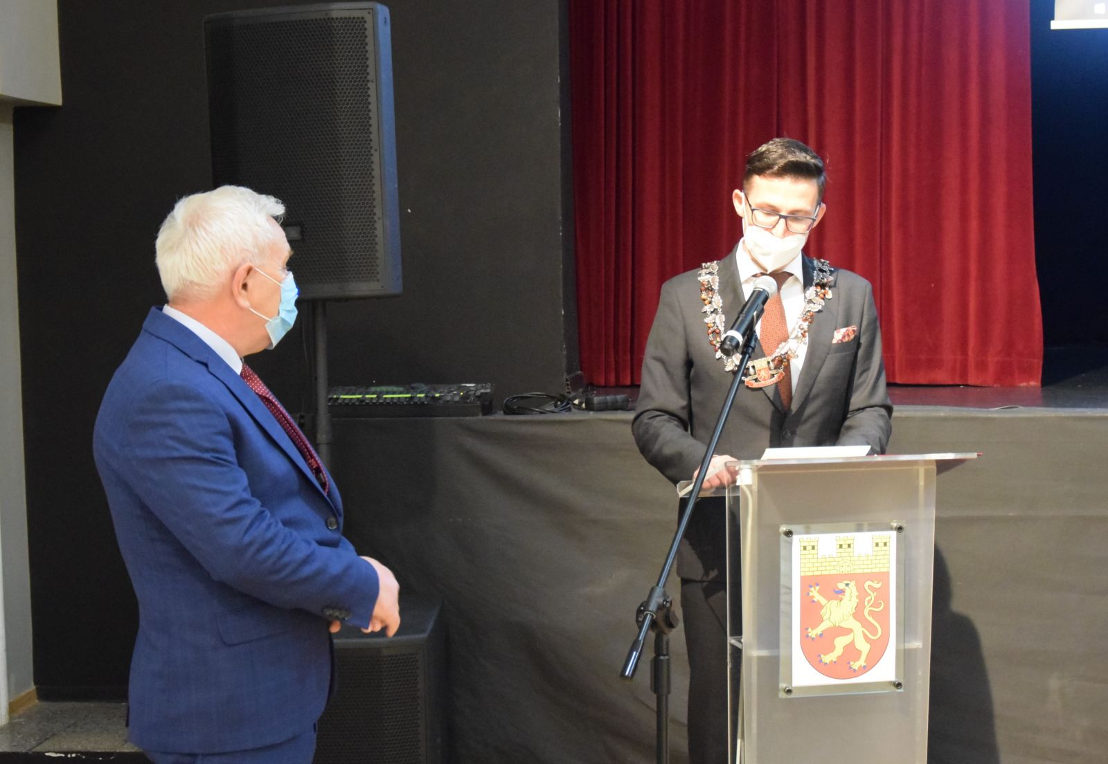 Powiększ zdjęcie. Burmistrz odczytuje podzieowania dla prezesa