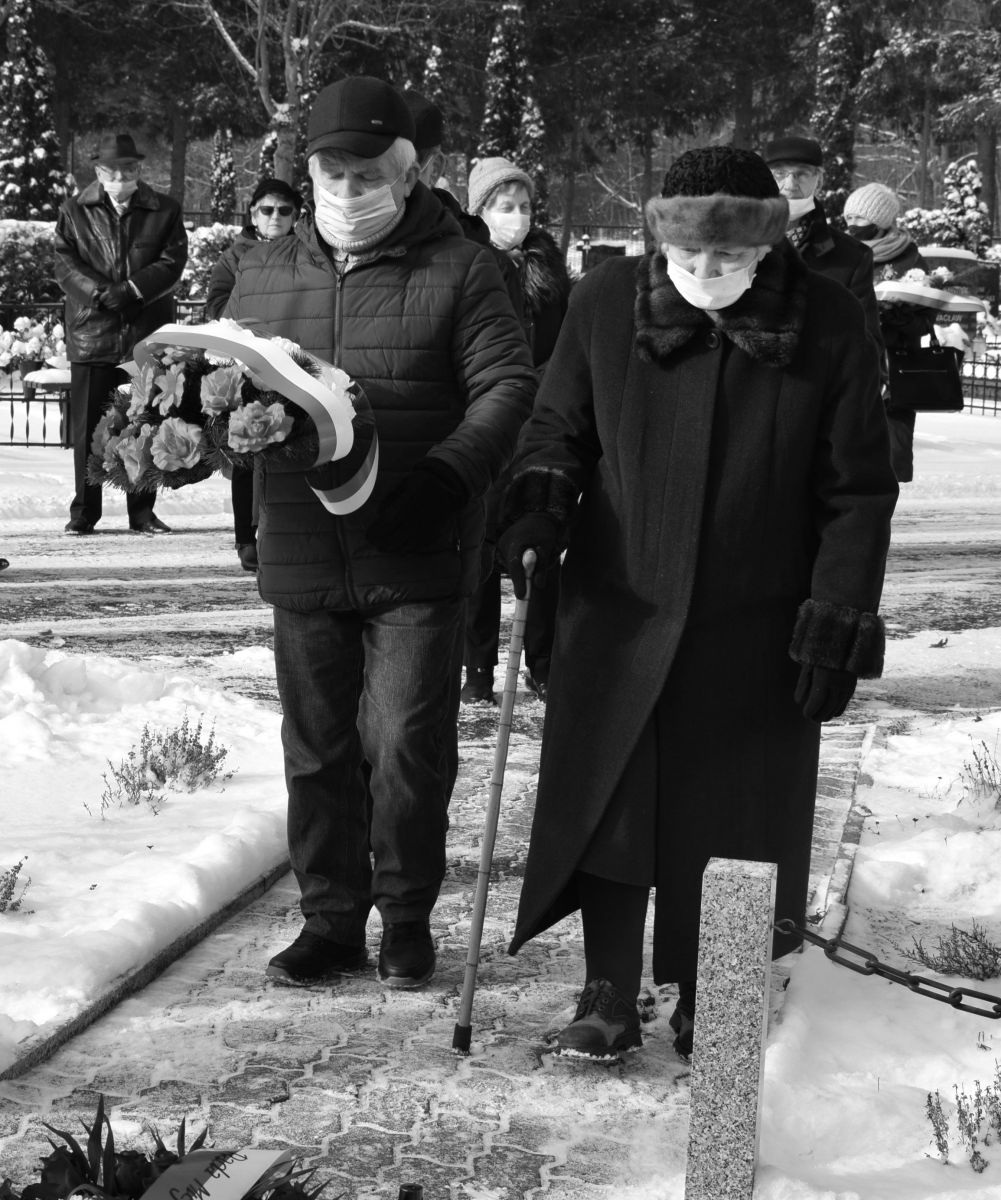 Powiększ zdjęcie. Od prawej Jadwiga Downar składa kwiaty przed Pomnikiem Sybiraków 
