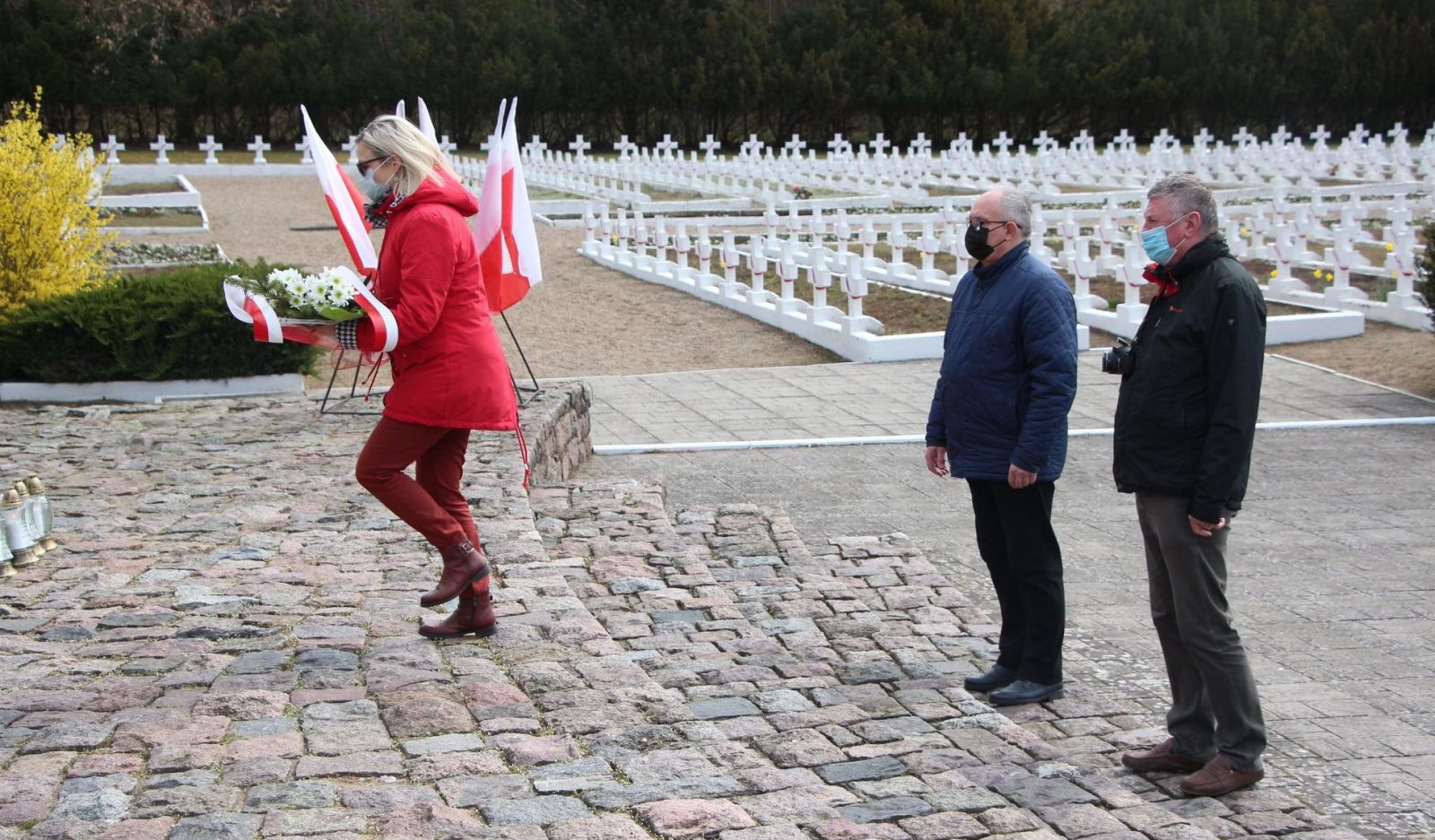 Powiększ zdjęcie. Delegacja z Dębna składa kwiaty