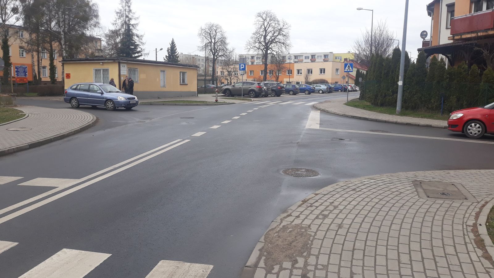 Powiększ zdjęcie. Skrzyżowanie dróg, samochody