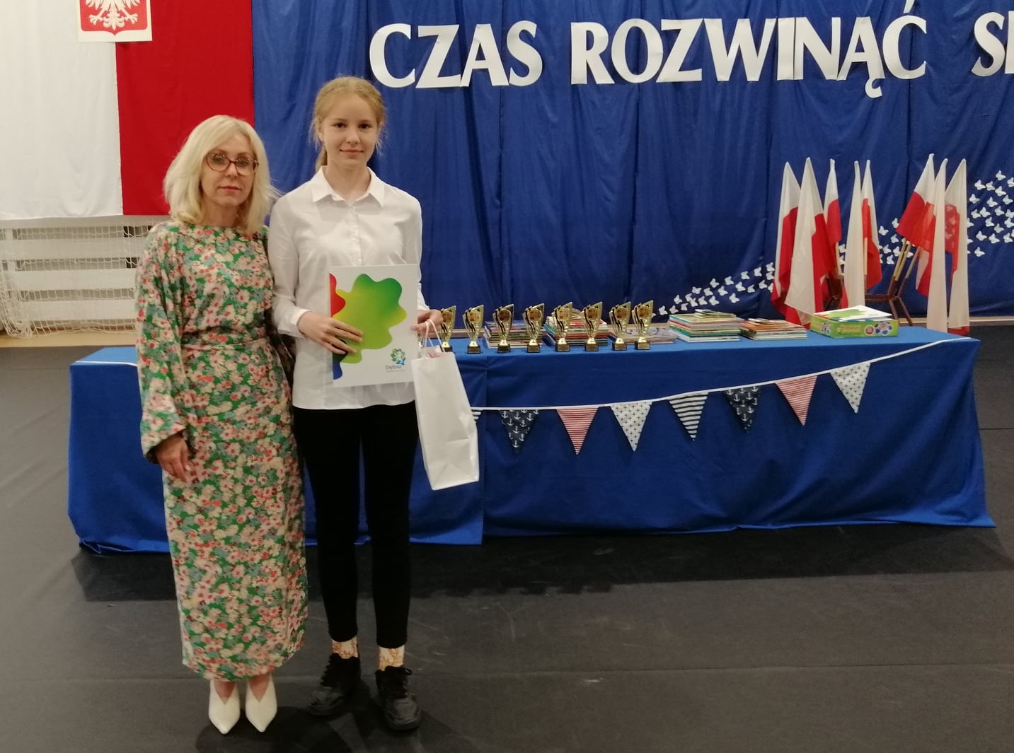 Powiększ zdjęcie. Kierownik Wydziału Oświaty ze stypendystką z SP3 Dębno