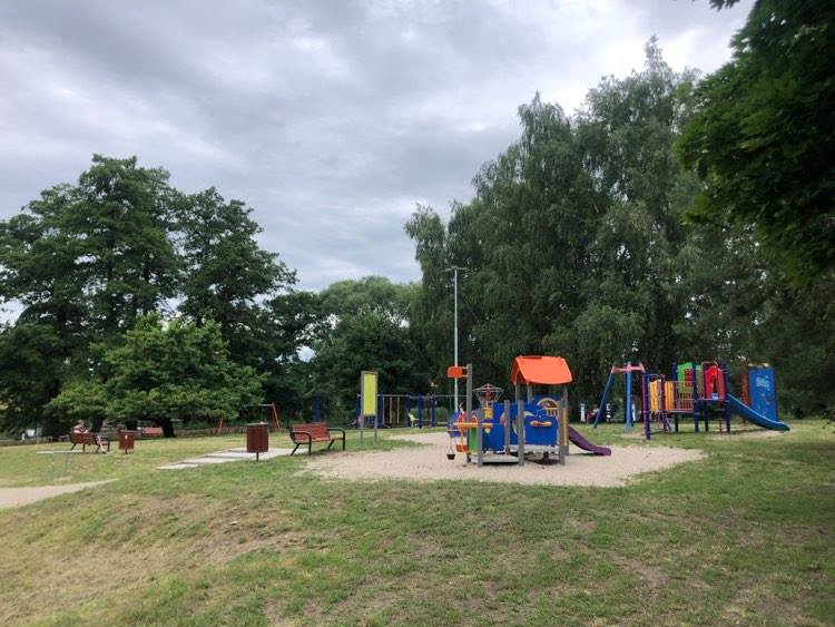 Powiększ zdjęcie. Plac zabaw nad jeziorem 