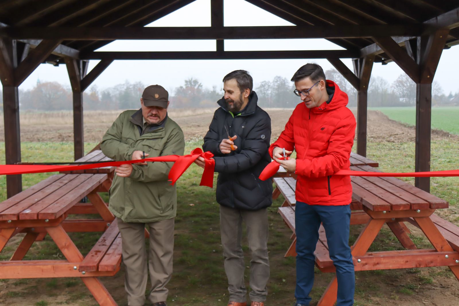Powiększ zdjęcie. Przecięcie wstęgi, otwarcie wiaty (od lewej) nadleśniczy, dyrektor, burmistrz