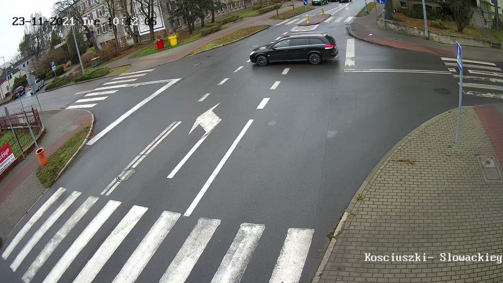 Powiększ zdjęcie. Skrzyżowanie Kościuszki i Słowackiego, przejeżdża samochód