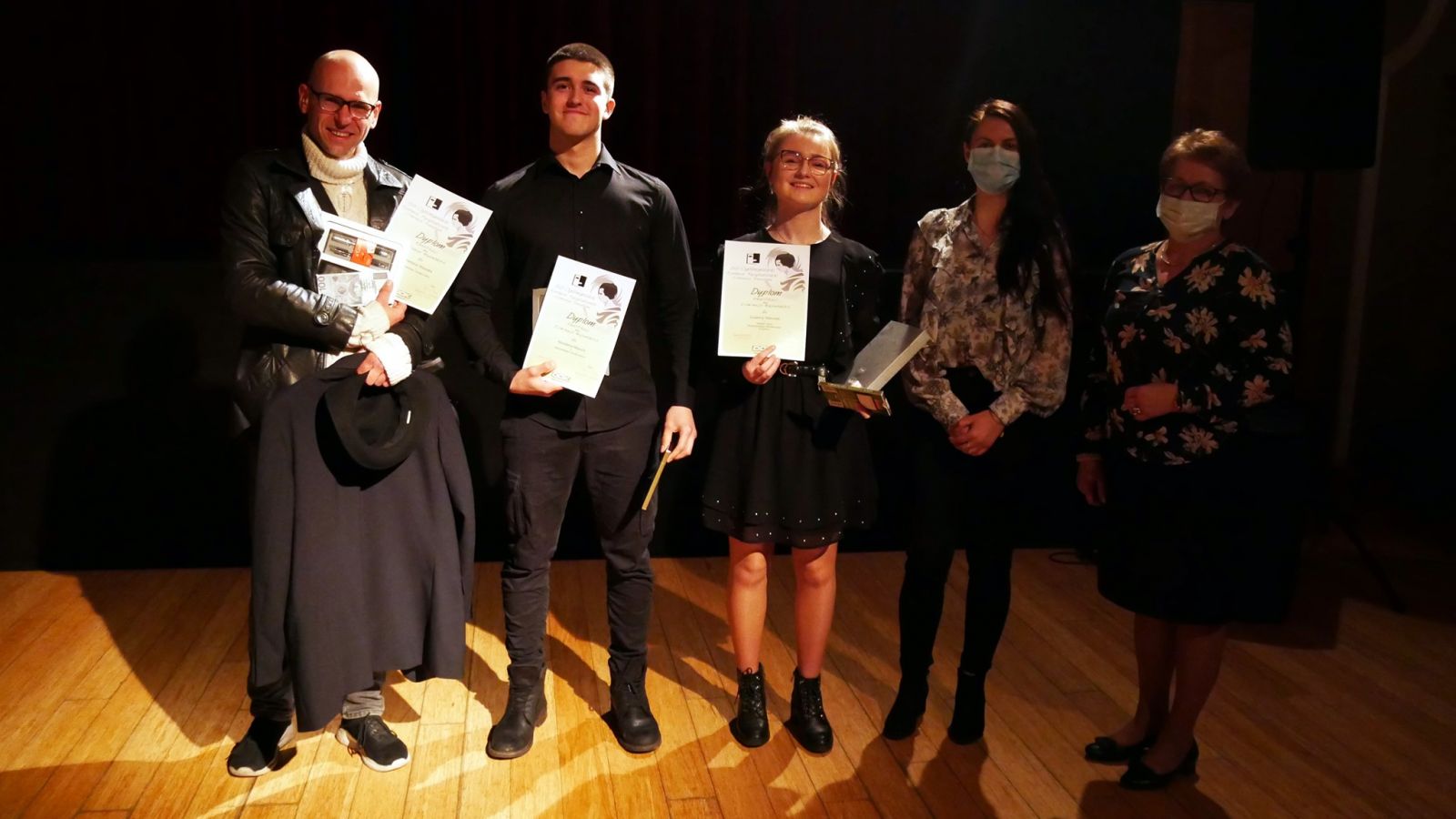 Powiększ zdjęcie. Zwycięzcy z człnkami jury. Pięć osób