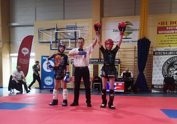 Powiększ zdjęcie.Igotr w stroju sportowym uniesione ręce w geście zwycięstwa