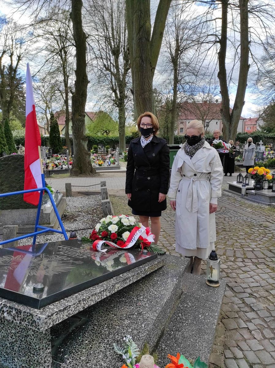 Powiększ zdjęcie. Delegacja samorządu składa kwiaty