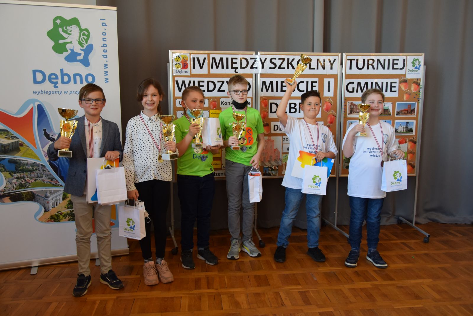 Powiększ zdjęcie. Najlepsze trzy drużyny z pucharami