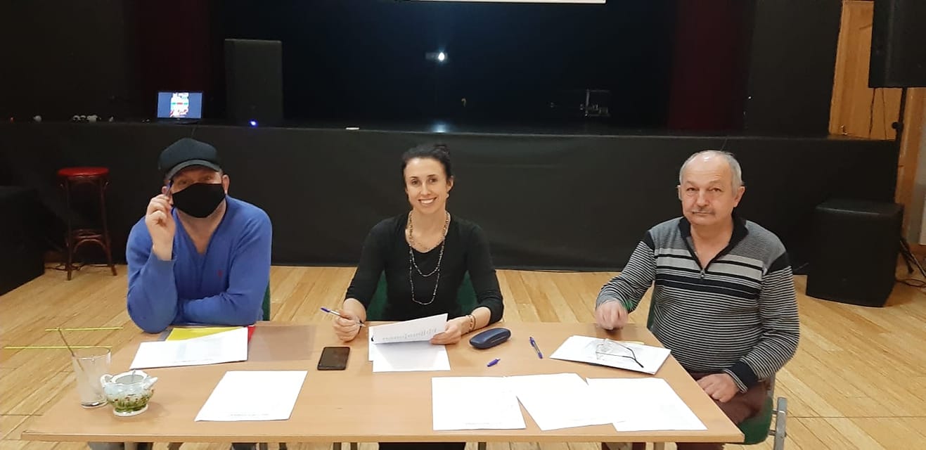 Powiększ zdjęcie. Jury trzy osoby podczas obrad