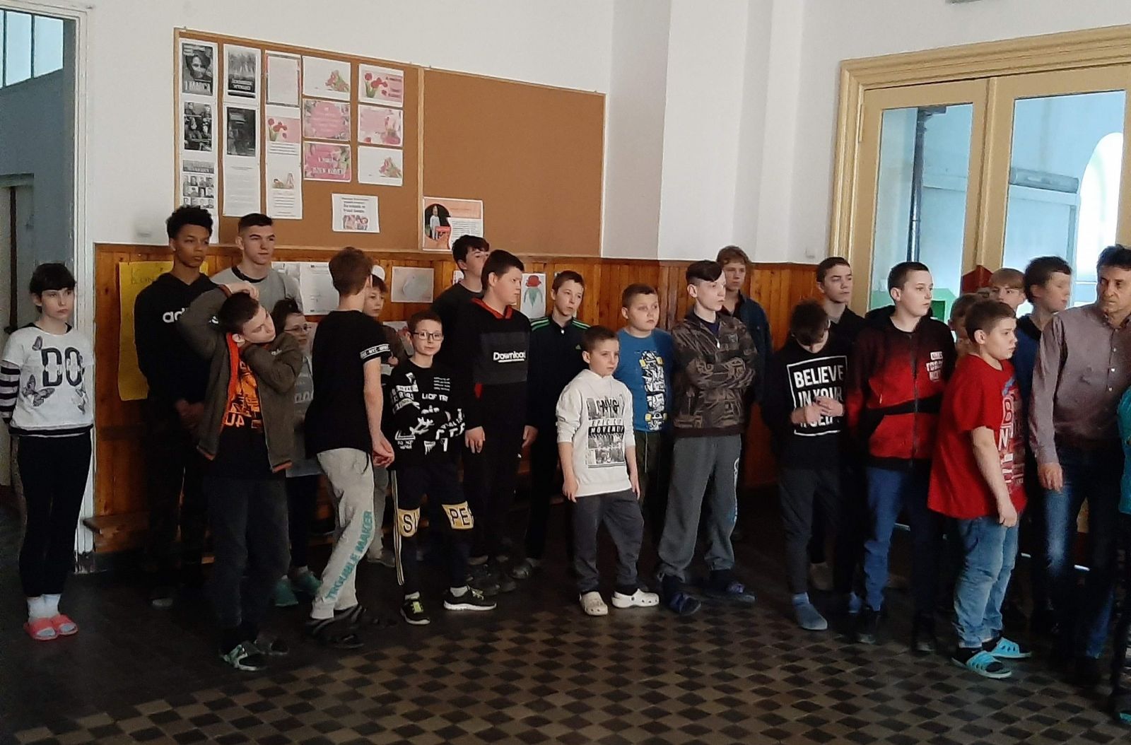 Grupa uczniów słuchających wykładu