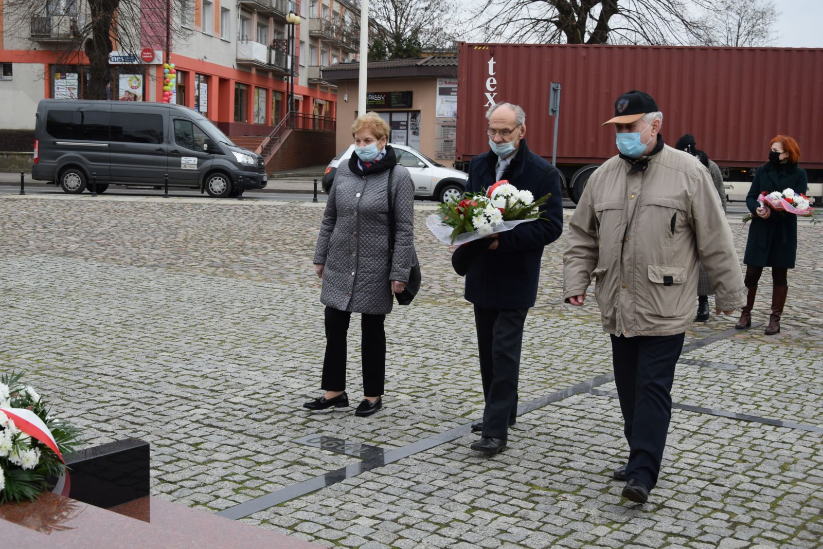 Przedstawiciele kombatantów składają kwiaty