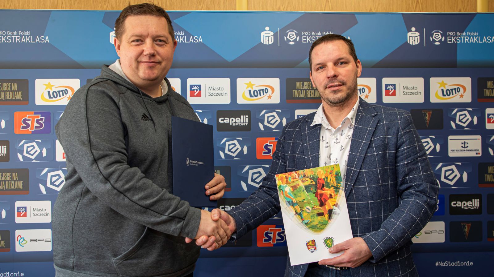 Powiększ zdjęcie. Prezes UKS Dębno T. Pluciński i koordynator projektu Michał Zygoń składają uścisk dłoni