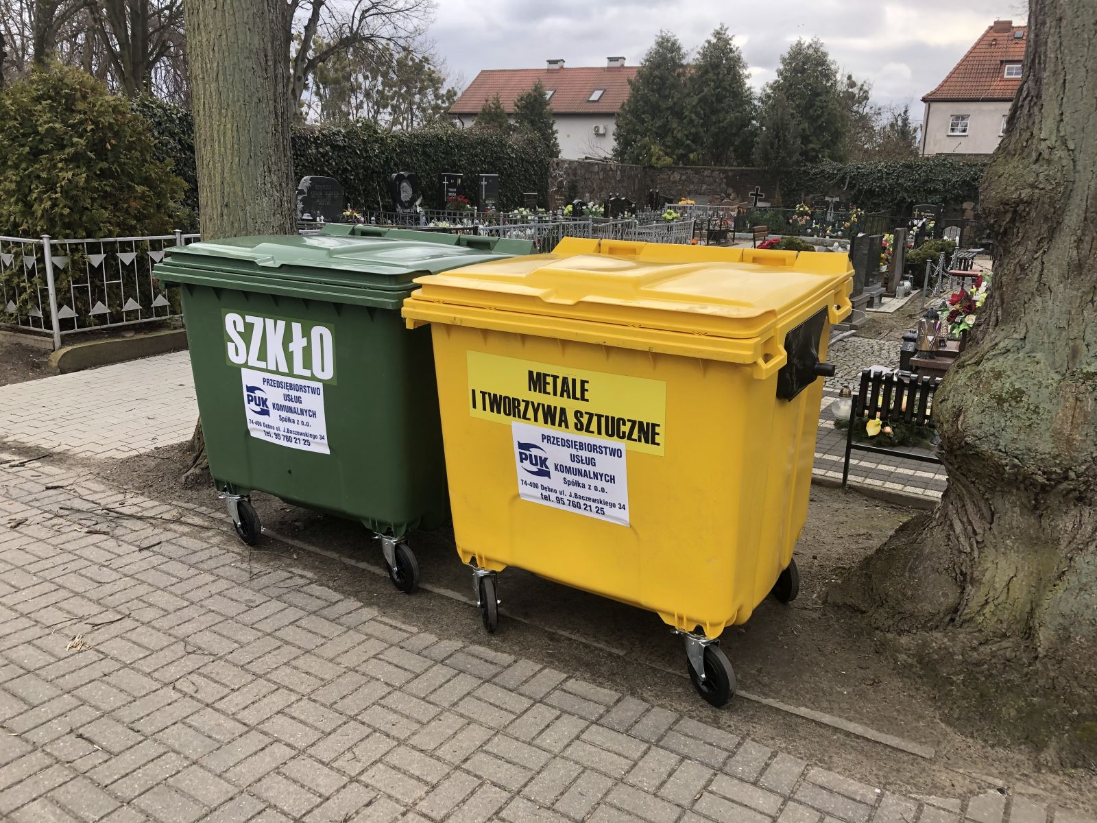 Powiększ zdjęcie. Pojemniki zielony i żółty na cmentarzu