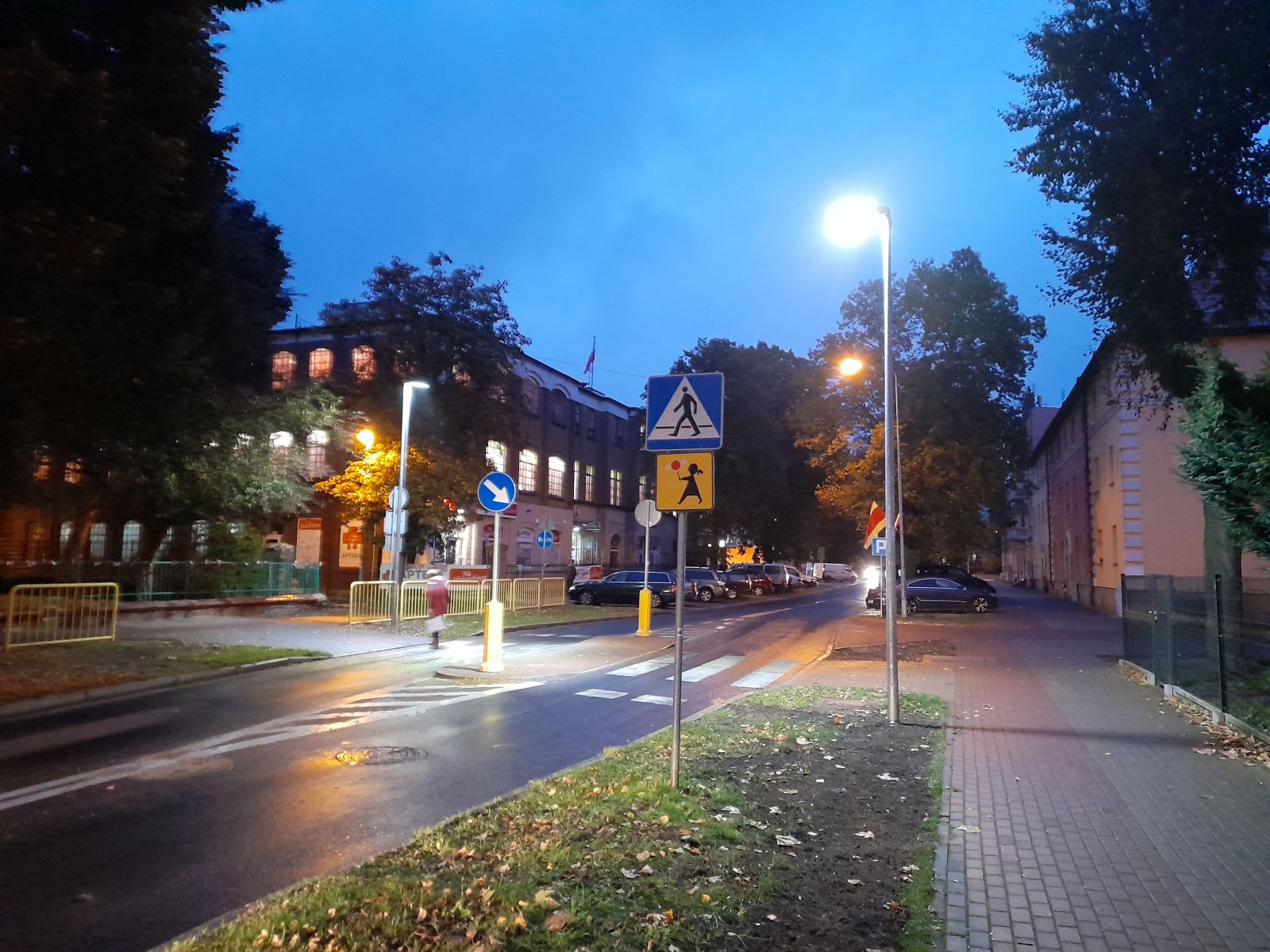 Powiększ zdjecie. Lampy świecą na przejściu 