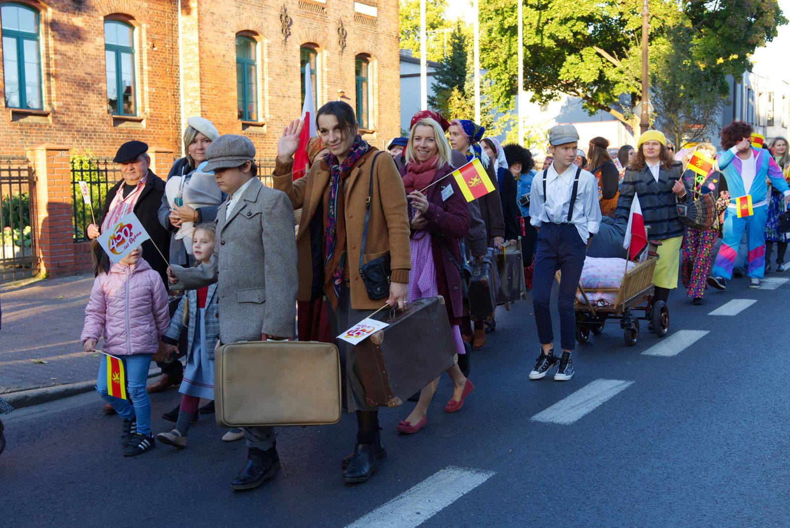 Przebrani ludzie w korowodzie