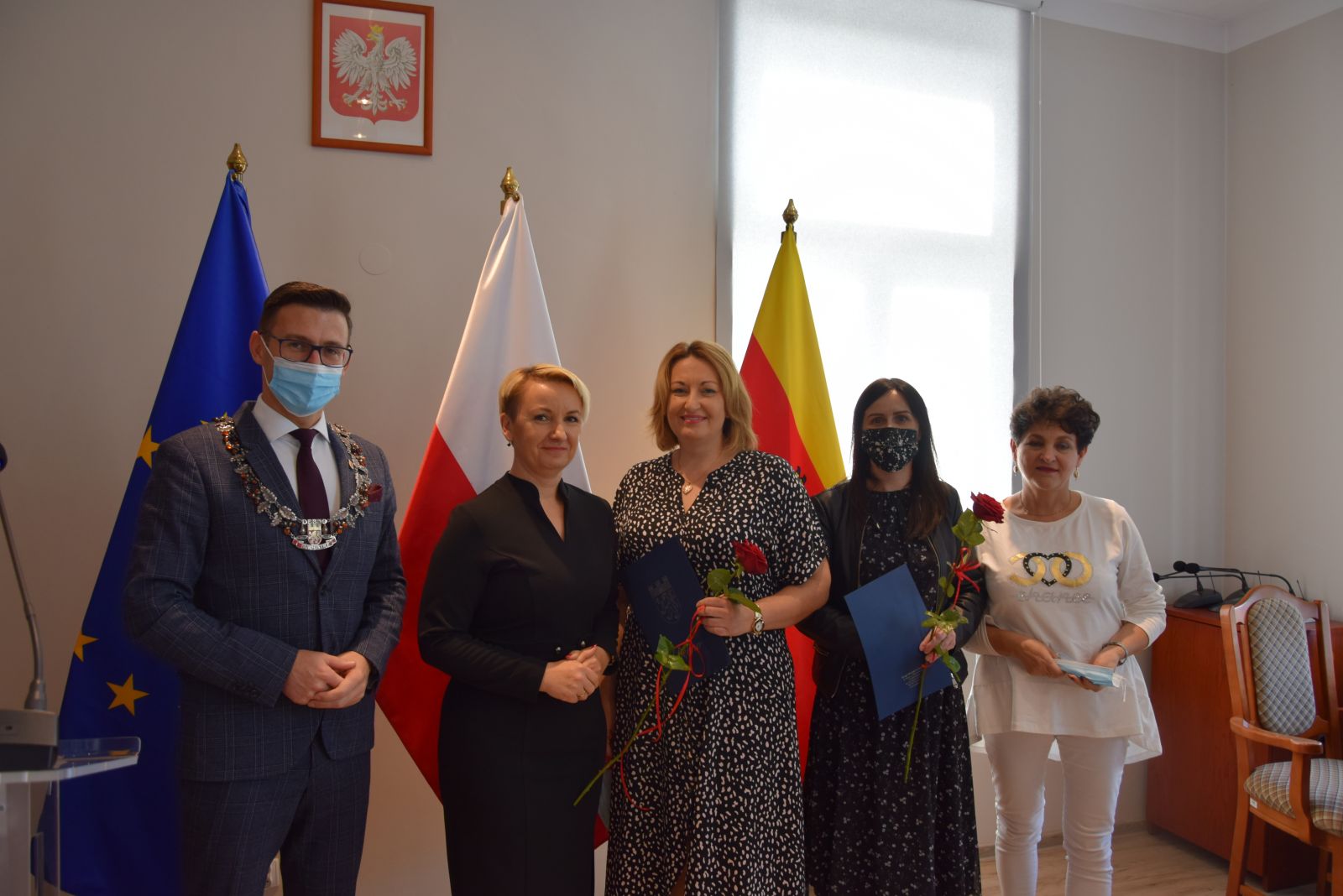 Powiększ zdjecie. Wyróżnieni nauczyciele wraz dyrekotorkami i burmistrzem