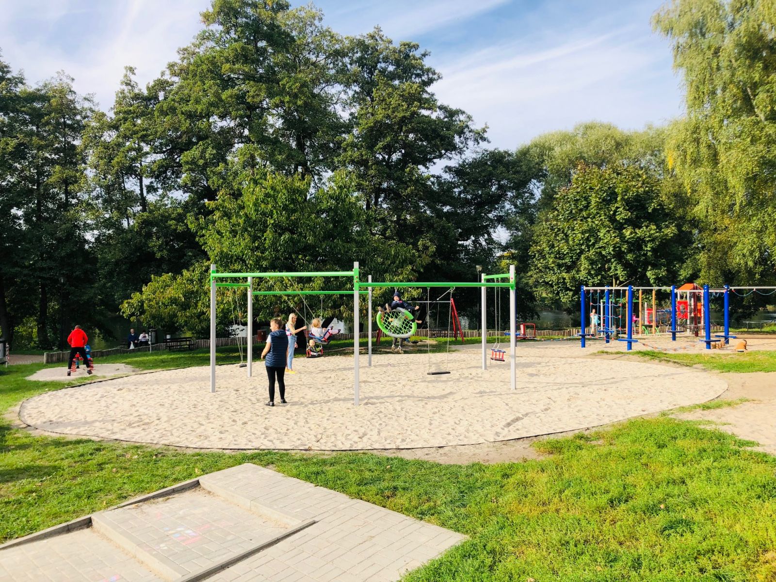 Powiększ zdjęcie. Widok na plac zabaw